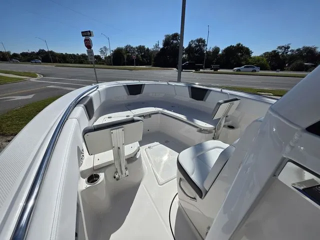 Slide: The Image of Robalo R250 Center Console 2026 - 24