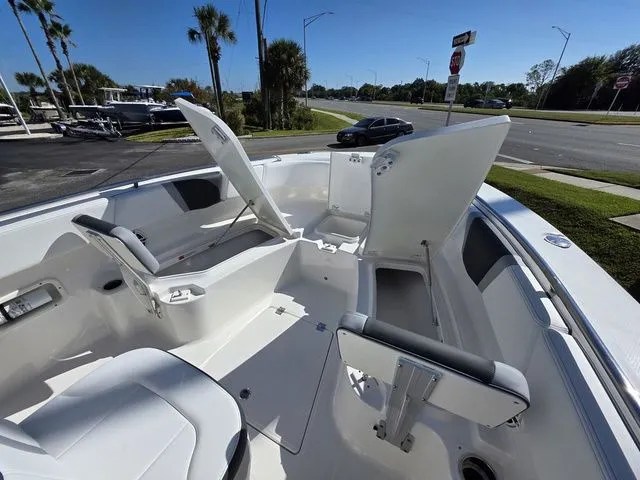 Slide: The Image of Robalo R250 Center Console 2026 - 25