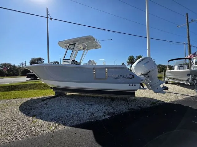 Slide: The Image of Robalo R250 Center Console 2026 - 4