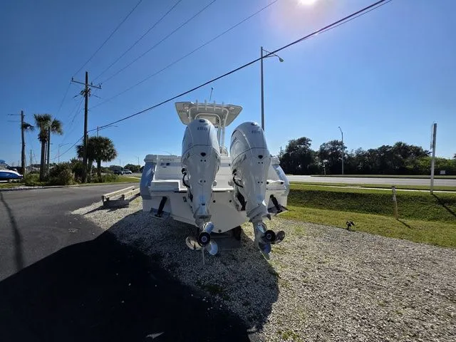 Slide: The Image of Robalo R250 Center Console 2026 - 6