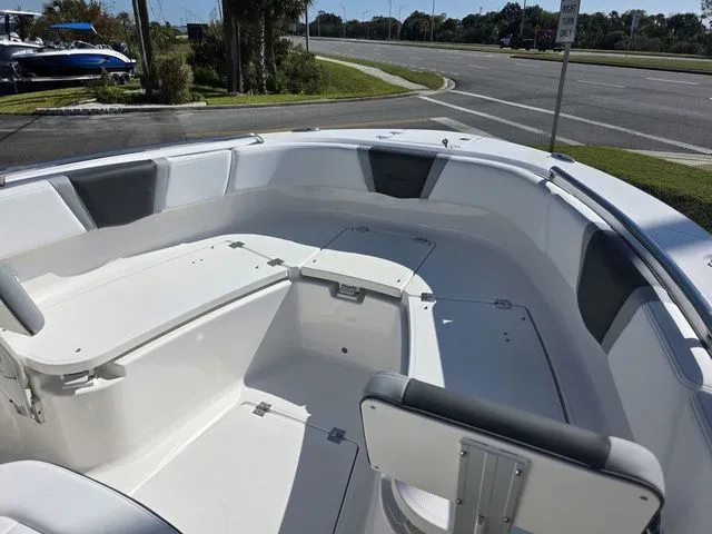 Slide: The Image of Robalo R250 Center Console 2026 - 7