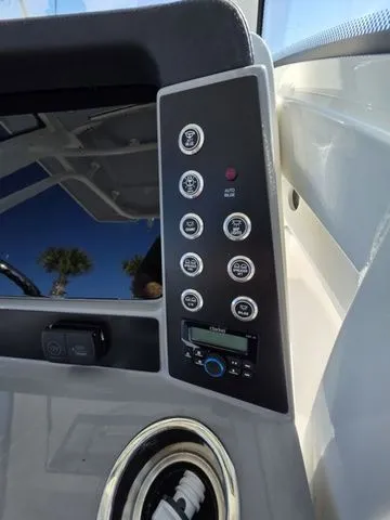Slide: The Image of Robalo R250 Center Console 2026 - 9