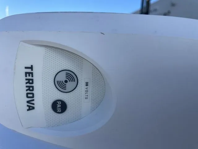 Slide: The Image of Robalo 226 Cayman 2024 - 13