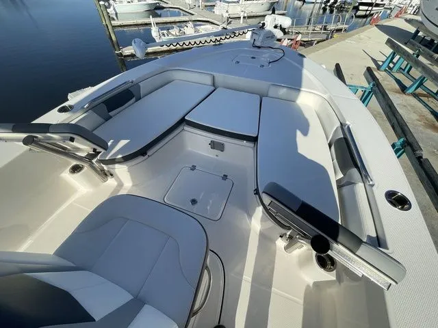 Slide: The Image of Robalo 226 Cayman 2024 - 4
