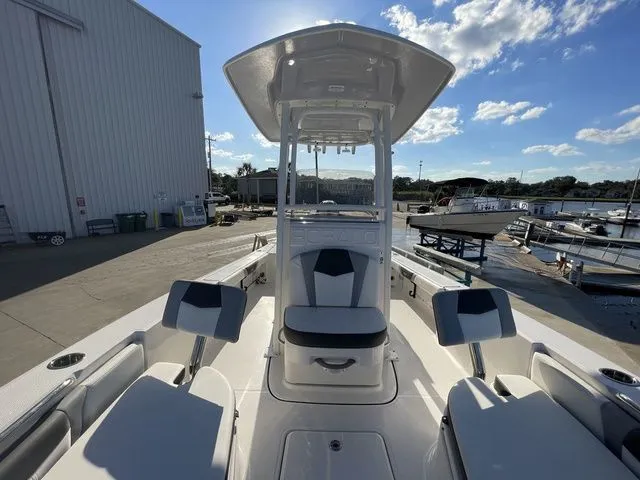 Slide: The Image of Robalo 226 Cayman 2024 - 5