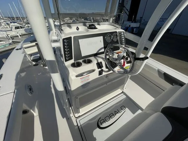 Slide: The Image of Robalo 226 Cayman 2024 - 9