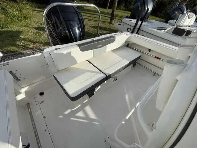 Slide: The Image of Robalo R222 Explorer 2022 - 11