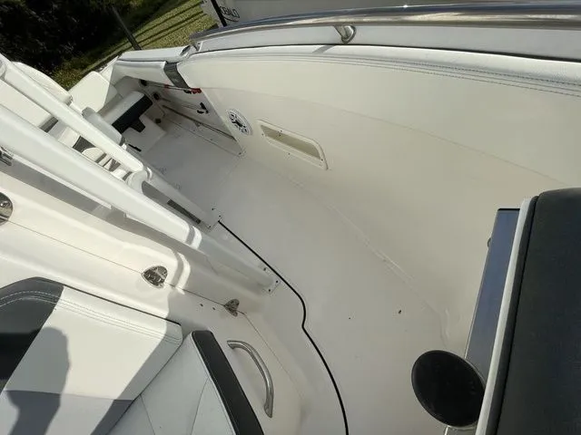 Slide: The Image of Robalo R222 Explorer 2022 - 7