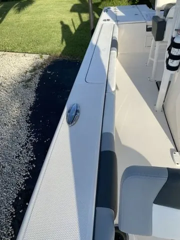 Slide: The Image of Robalo 246 Cayman 2023 - 14