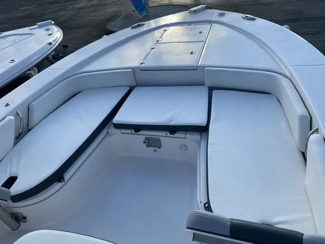 Slide: The Image of Robalo 246 Cayman 2023 - 16