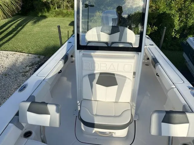 Slide: The Image of Robalo 246 Cayman 2023 - 17