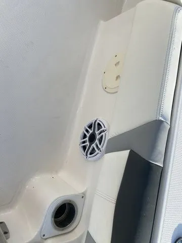 Slide: The Image of Robalo 246 Cayman 2023 - 21