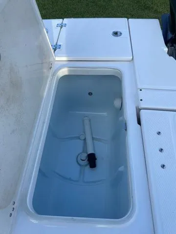 Slide: The Image of Robalo 246 Cayman 2023 - 28