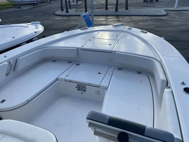 Slide: The Image of Robalo 246 Cayman 2023 - 7