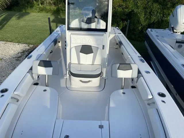 Slide: The Image of Robalo 246 Cayman 2023 - 8