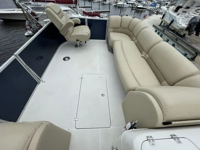 Slide: The Image of Southwind V23LC 2019 - 5