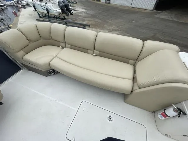 Slide: The Image of Southwind V23LC 2019 - 8