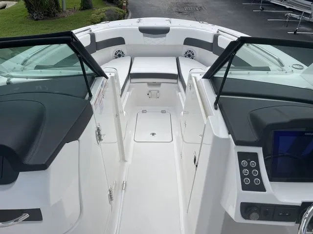 Slide: The Image of Robalo R257 Dual Console 2025 - 4