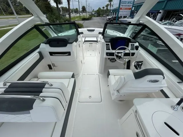 Slide: The Image of Robalo R257 Dual Console 2025 - 5