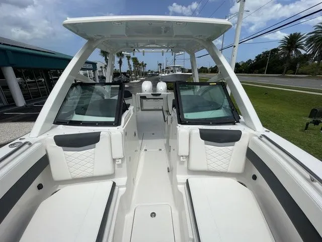 Slide: The Image of Robalo R257 Dual Console 2025 - 7