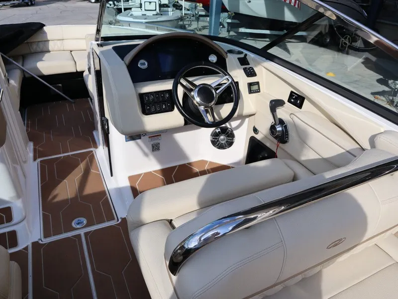 Slide: The Image of Regal 2800 Bowrider 2019 - 10