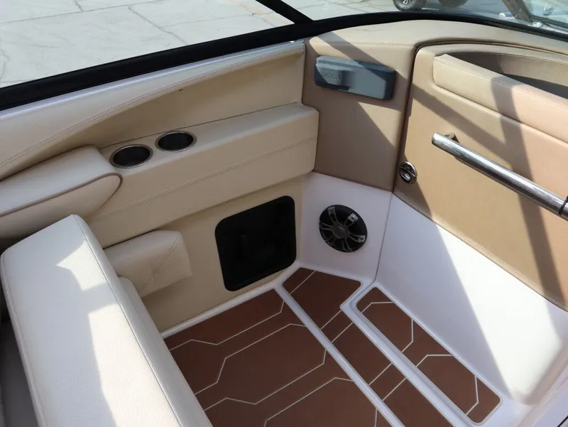 Slide: The Image of Regal 2800 Bowrider 2019 - 11