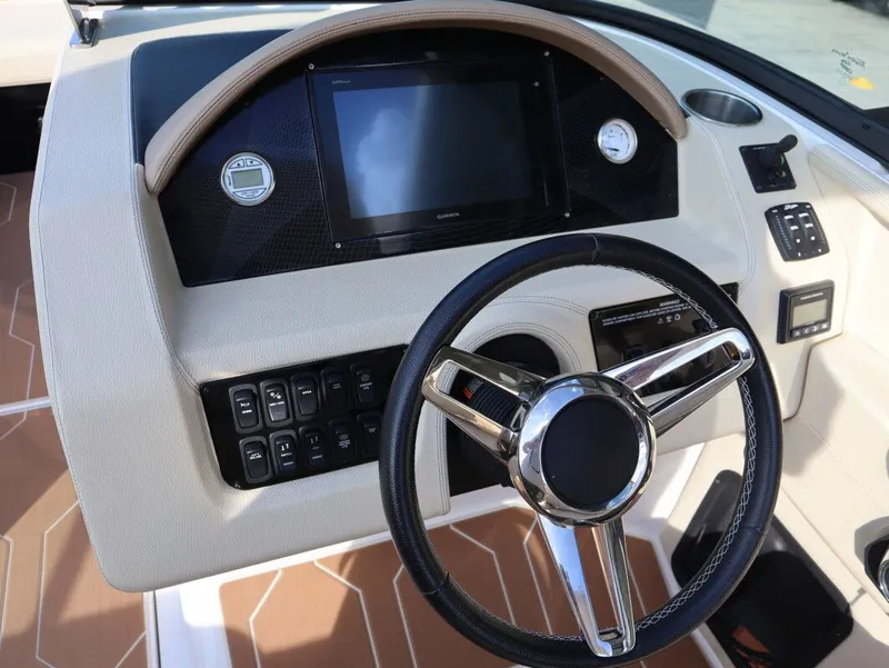 Slide: The Image of Regal 2800 Bowrider 2019 - 12