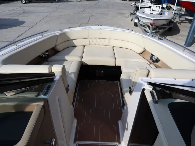 Slide: The Image of Regal 2800 Bowrider 2019 - 13