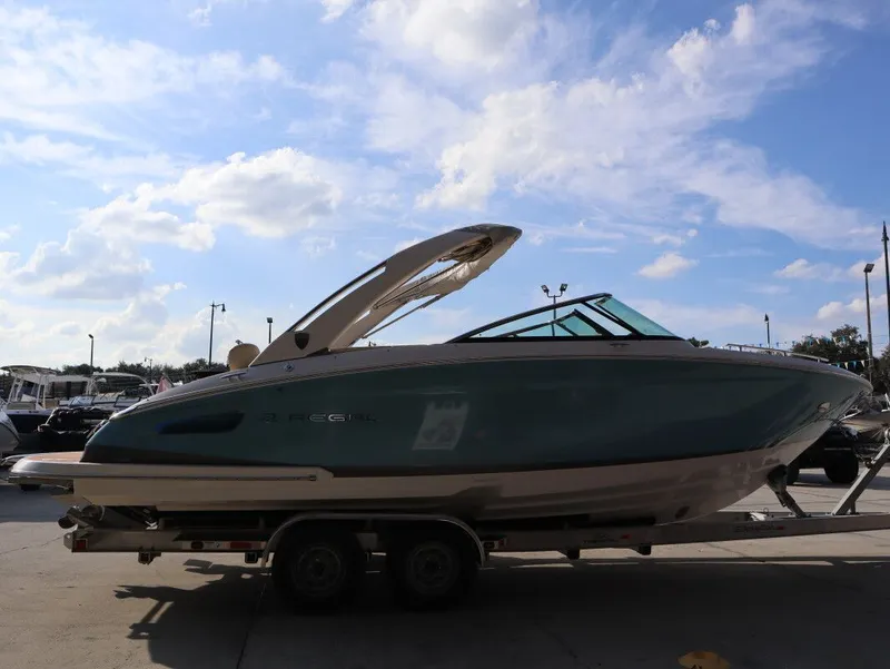 Slide: The Image of Regal 2800 Bowrider 2019 - 3