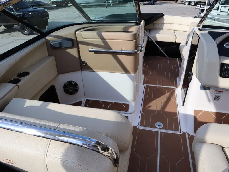 Slide: The Image of Regal 2800 Bowrider 2019 - 9