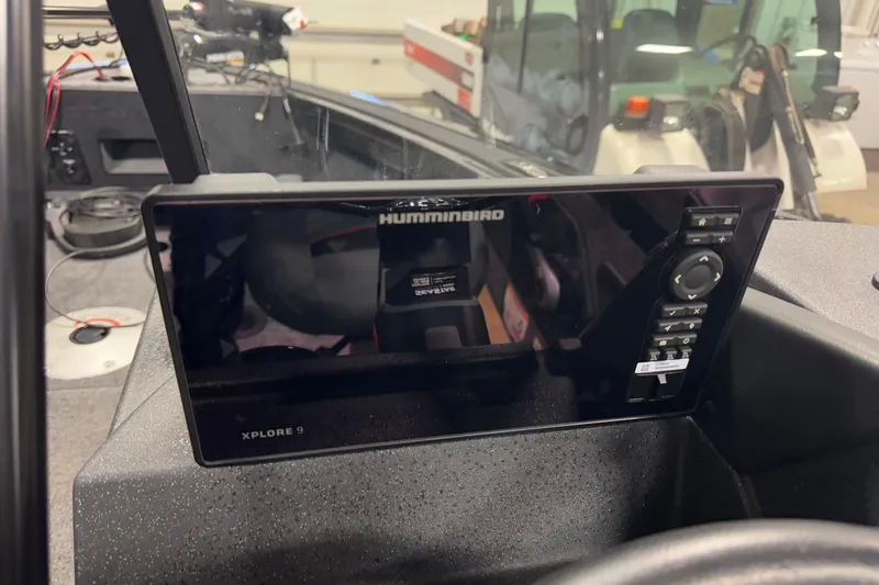 Slide: The Image of Humminbird Xplore 9 display on 2026 Tracker Targa V-18 Combo boat dashboard. - 10