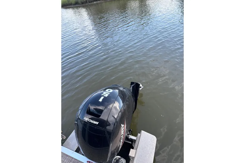 Slide: The Image of Outboard motor on 2023 Cypress Cay Seabreeze 232 pontoon boat in calm water. - 9