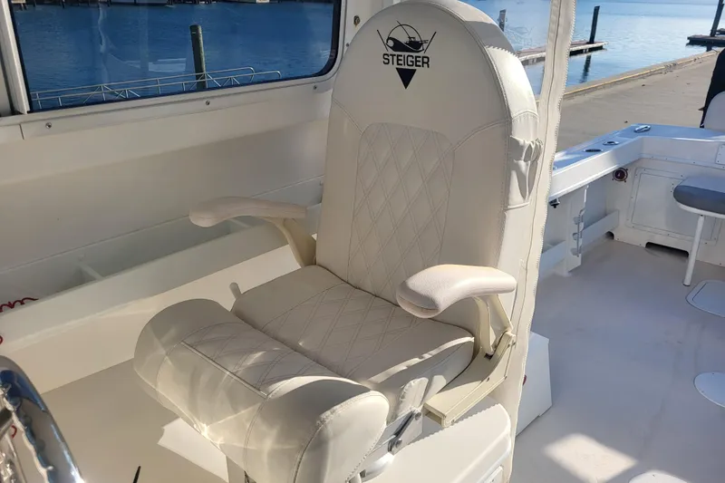 Slide: The Image of Steiger Craft 255 DV MIAMI 2021 boat interior with a luxurious captain's chair. - 11