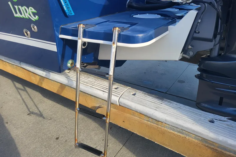 Slide: The Image of 2021 Steiger Craft 255 DV MIAMI boat with ladder and blue hull detail. - 83