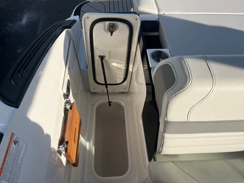 Slide: The Image of Sea Ray SLX 260 Outboard 2026 - 42