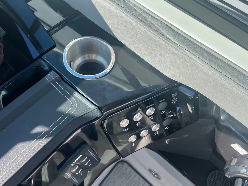 Slide: The Image of Sea Ray SLX 260 Outboard 2026 - 35