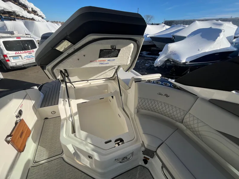Slide: The Image of Sea Ray SLX 260 Outboard 2026 - 23
