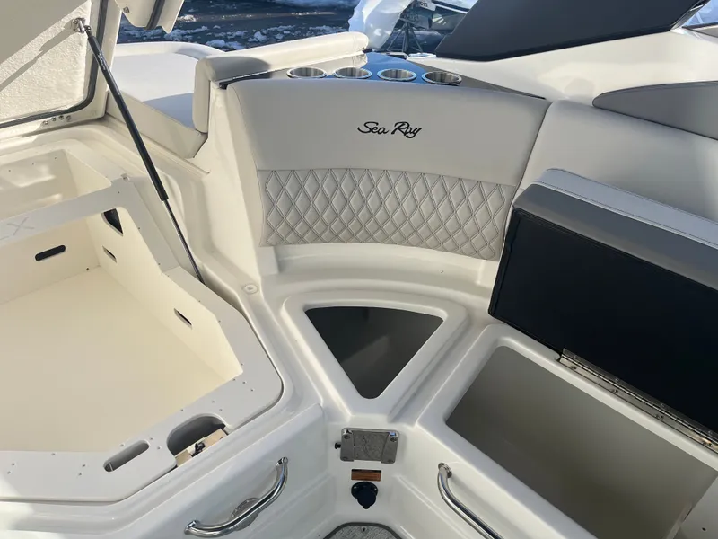 Slide: The Image of Sea Ray SLX 260 Outboard 2026 - 25