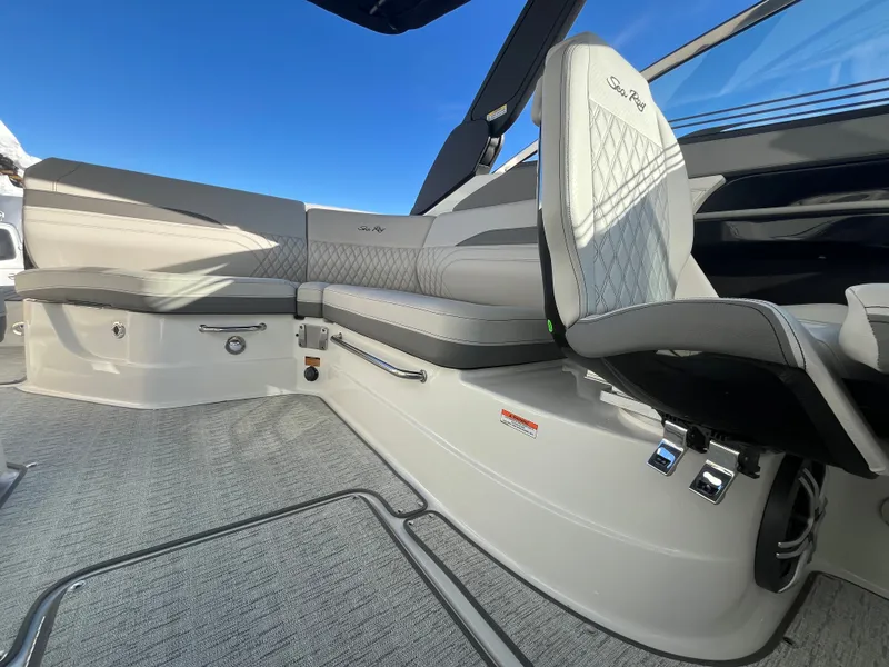 Slide: The Image of Sea Ray SLX 260 Outboard 2026 - 17