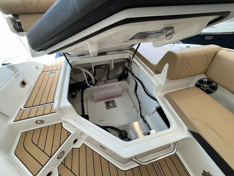 Slide: The Image of Sea Ray SDX 270 Outboard 2026 - 5