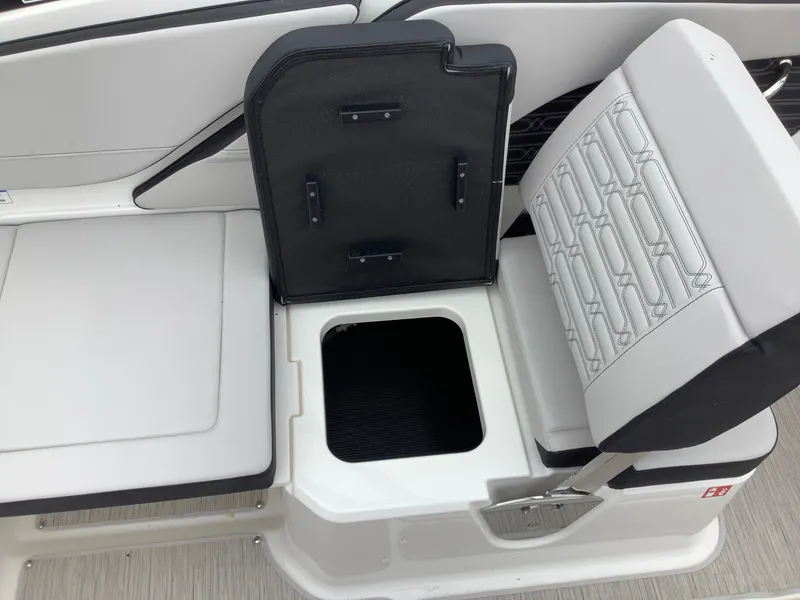Slide: The Image of Sea Ray SPX 210 Outboard 2026 - 11