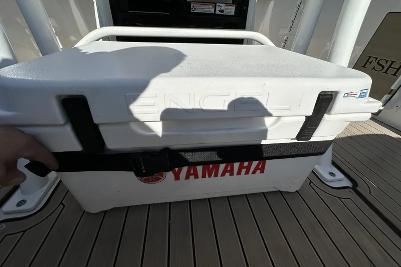 Slide: The Image of Yamaha 252 FSH Sport 2023 boat with Engel cooler on deck. - 33