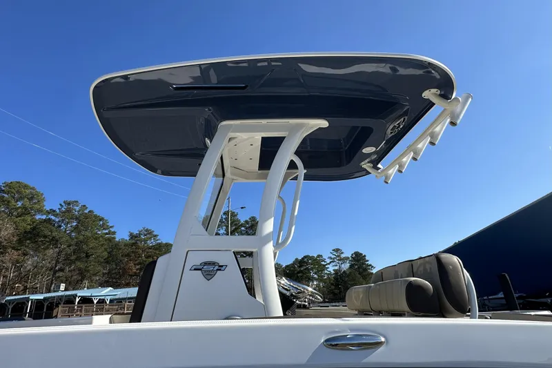 Slide: The Image of 2023 Yamaha Boats 252 FSH Sport with T-top against clear blue sky. - 8