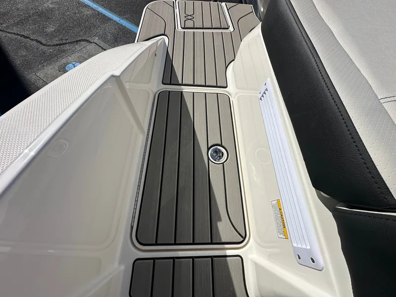 Slide: The Image of Sea Ray SPX 210 Outboard 2026 - 22