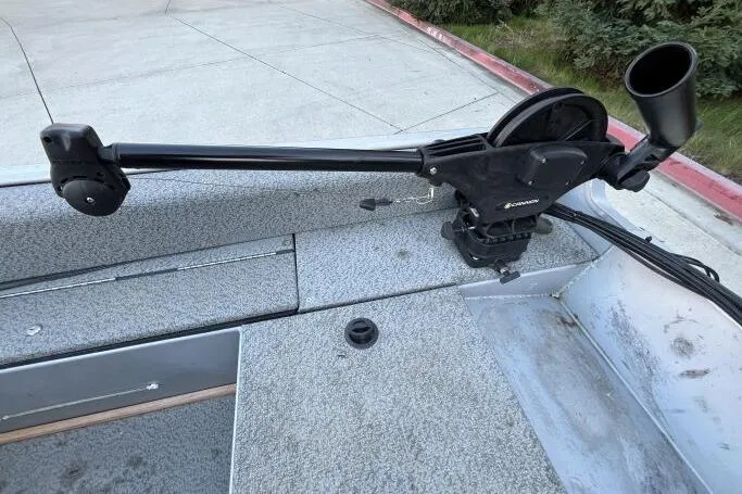 Slide: The Image of 2008 Tracker Super Guide V-14 SC boat interior with mounted fishing rod holder. - 15