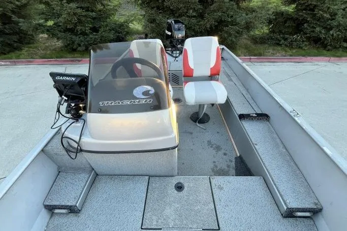 Slide: The Image of 2008 Tracker Super Guide V-14 SC boat interior with Garmin device and seating. - 9
