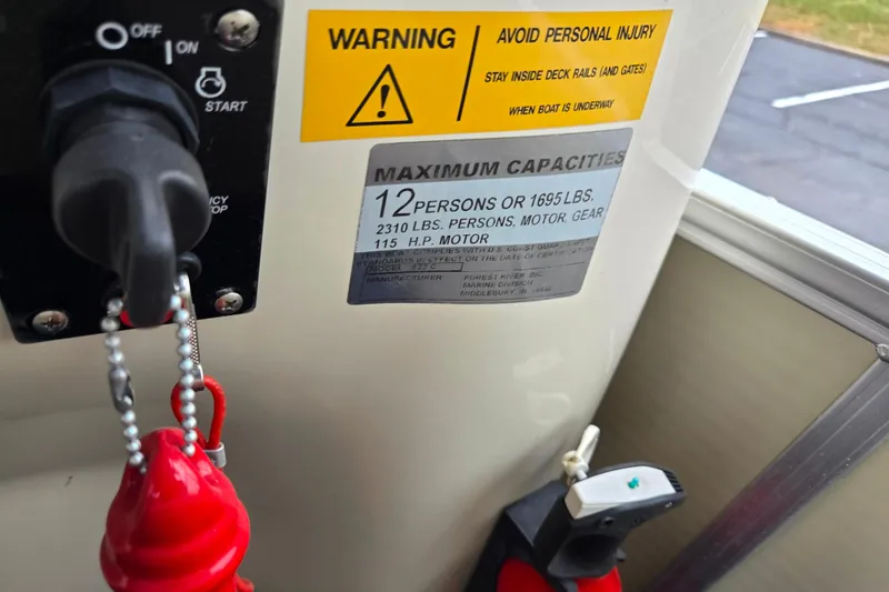 Slide: The Image of Key ignition and capacity warning on 2005 Odyssey 522C boat dashboard. - 5