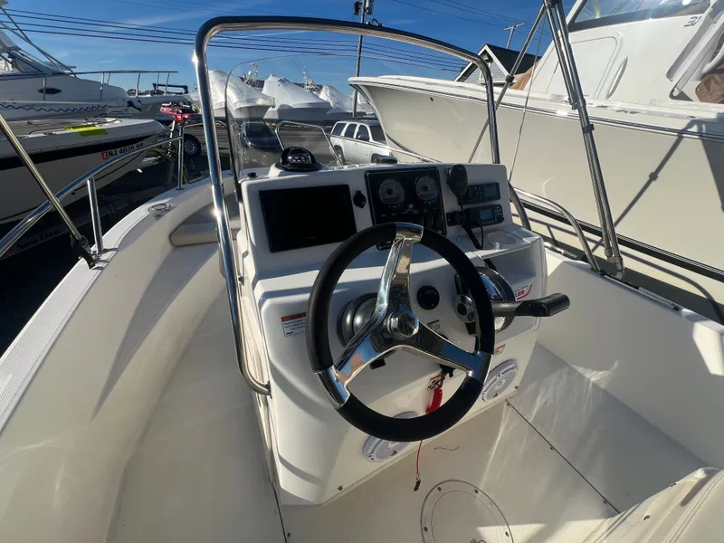 Slide: The Image of Boston Whaler 180 Dauntless 2021 - 11