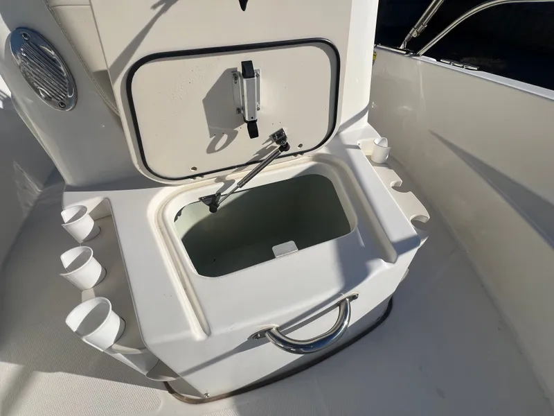 Slide: The Image of Boston Whaler 180 Dauntless 2021 - 9