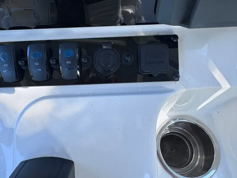 Slide: The Image of Sea Hunt Ultra 219 2022 - 24